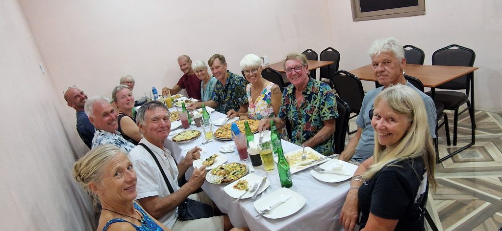 alle anwesenden Boote beim gemeinsamen Abendessen